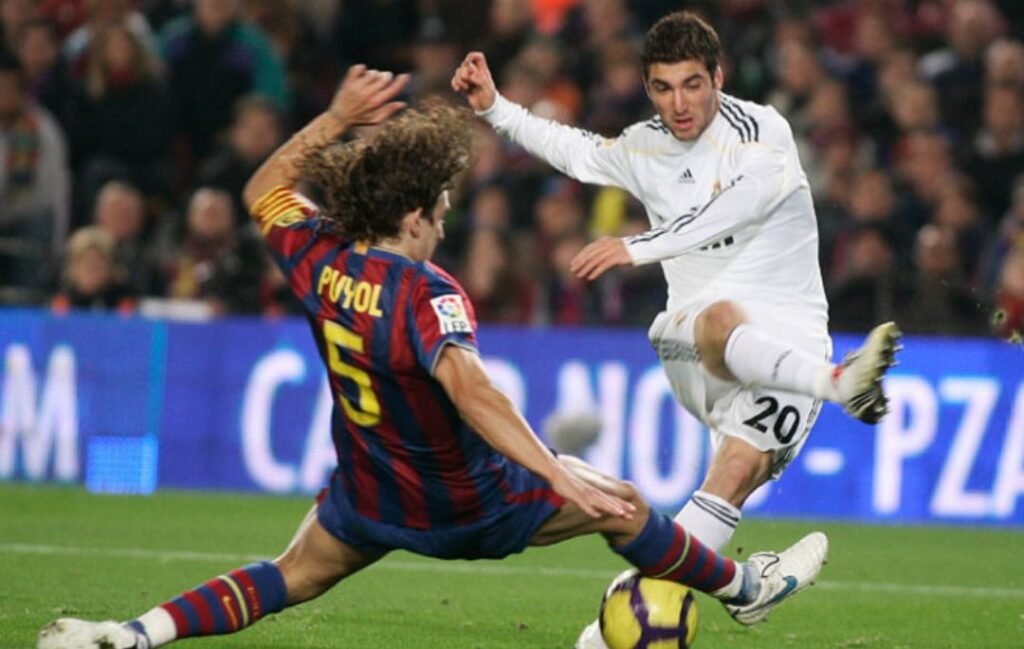 salida de balón aparecen Puyol e Higüaín