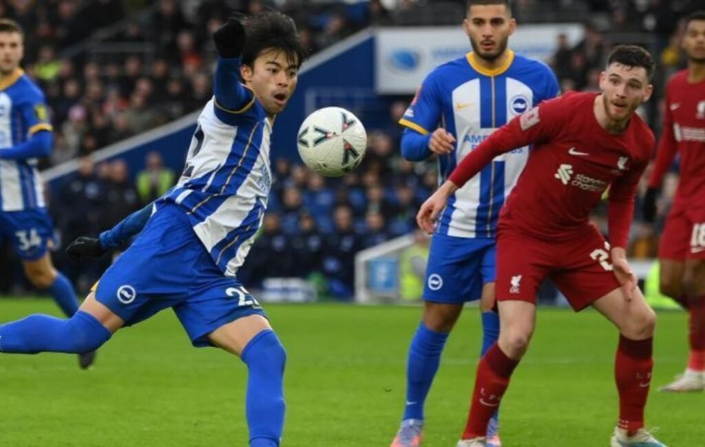 kaouru mitoma en un partido contra el Liverpool