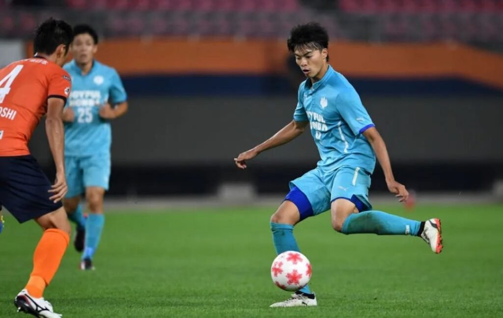 kaouru mitoma en un partido con el Kawasaki Frontale